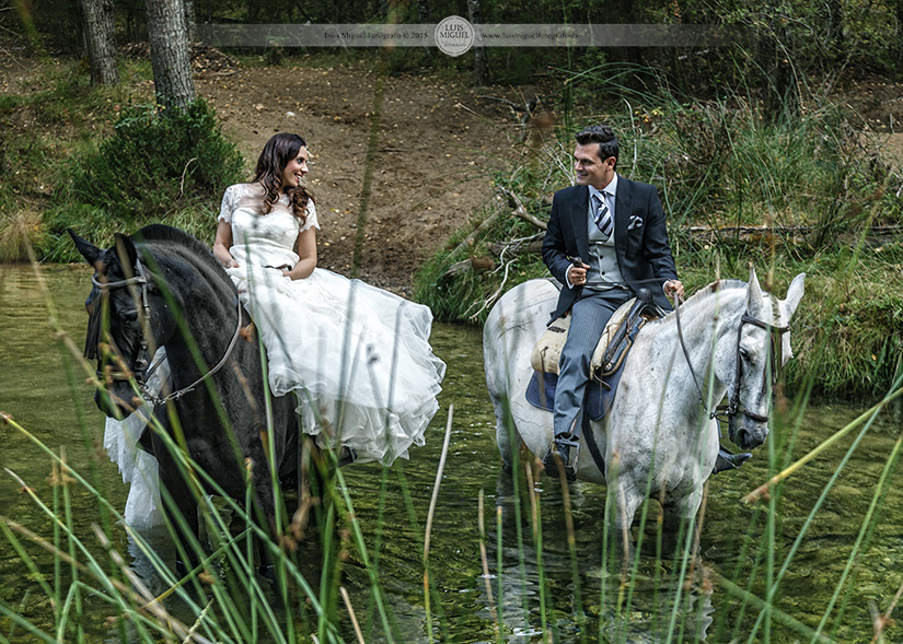 Fotos de boda de novios a caballo