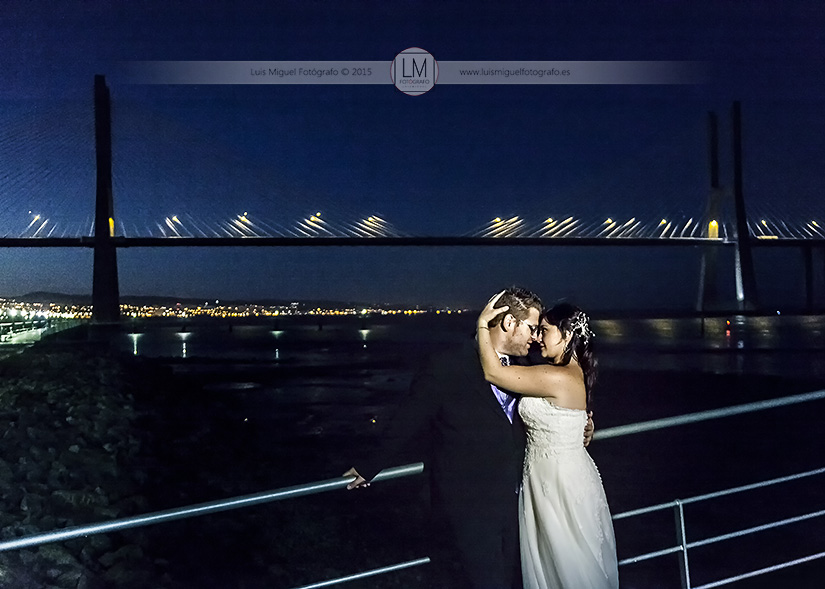 Fotografía de boda en Lisboa con el puente Vasco da Gama. Fotógrafo de bodas Linares