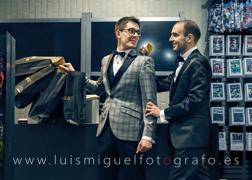 Matrimonio gay de compras en jack and jones durante su pos-boda en Úbeda