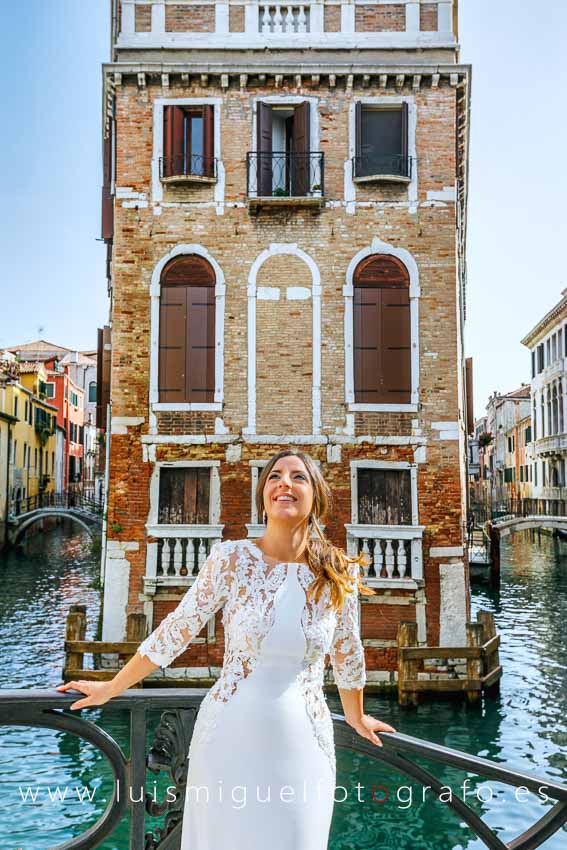 Novia en un rincón con encanto de Venecia Novia en un rincón con encanto de Venecia