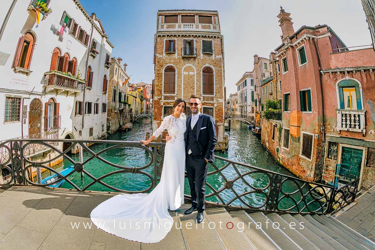 Pareja de novios en un cruce de canales venecianos Pareja de novios en un cruce de canales venecianos