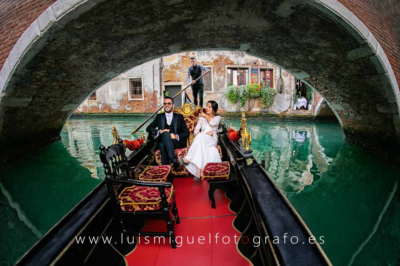 La paz de los canales de Venecia a los pies de los novios en su PostBoda La paz de los canales de Venecia a los pies de los novios en su PostBoda