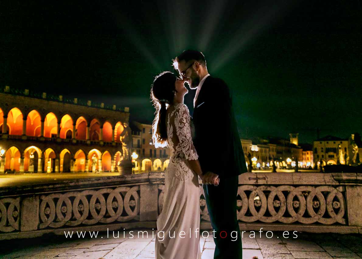 Postboda nocturno en la plaza Prato della Valle Postboda nocturno en la plaza Prato della Valle