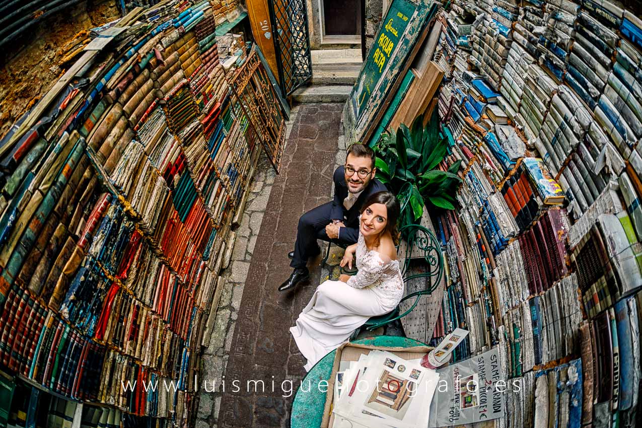 Impresionante foto de boda en la librería Acqua Alta de Venecia Impresionante foto de boda en la librería Acqua Alta de Venecia