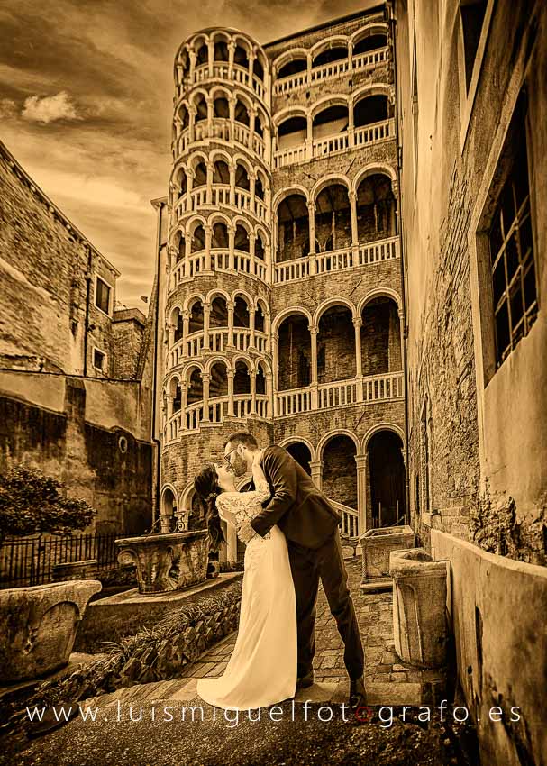 Gran beso de una pareja de novios en el Palazzo Contarini del Bovolo Gran beso de una pareja de novios en el Palazzo Contarini del Bovolo