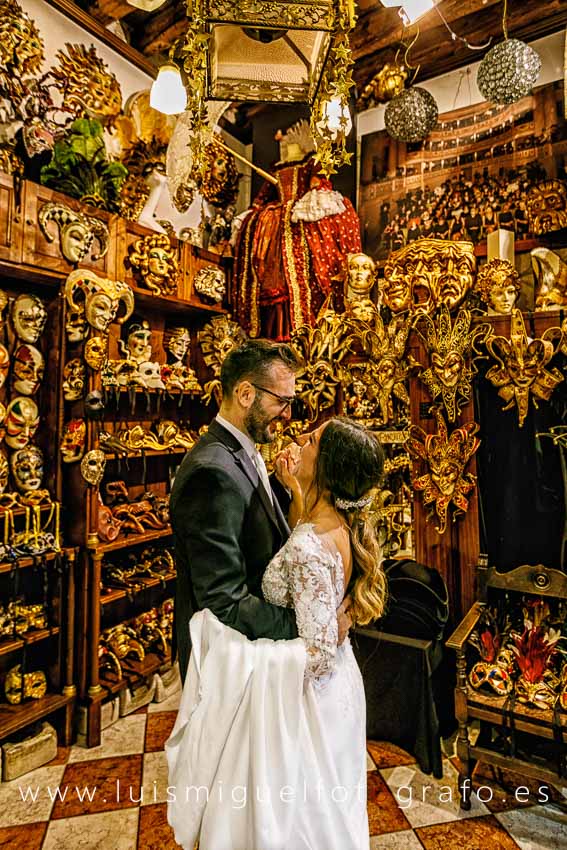 Novios bailando entre máscaras venecianas Novios bailando entre máscaras venecianas