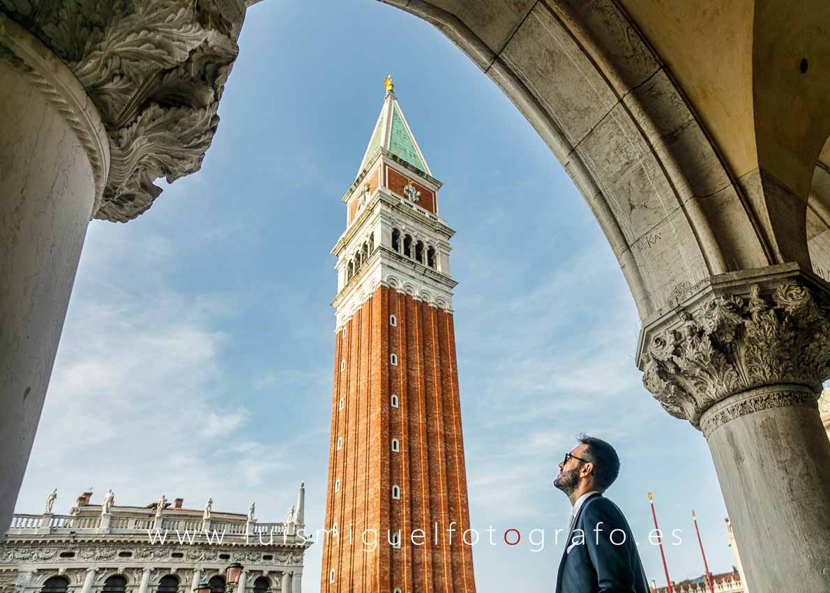 Desde los arcos del Palacio Ducal la torre de la plaza de San Marcos Desde los arcos del Palacio Ducal la torre de la plaza de San Marcos