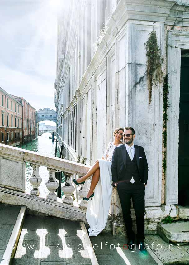 La felicidad presente en esta pareja de novios con el Puente de los Suspiros de fondo La felicidad presente en esta pareja de novios con el Puente de los Suspiros de fondo