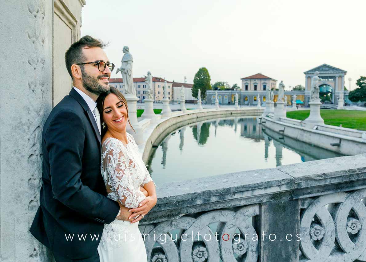 Foto de novios en la plaza Prato della Valle de Padova Foto de novios en la plaza Prato della Valle de Padova